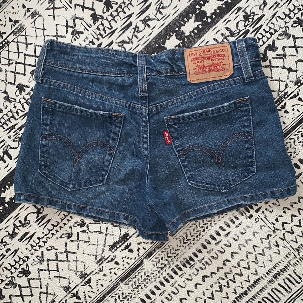 Levi Shorts - Picture 2 of 7